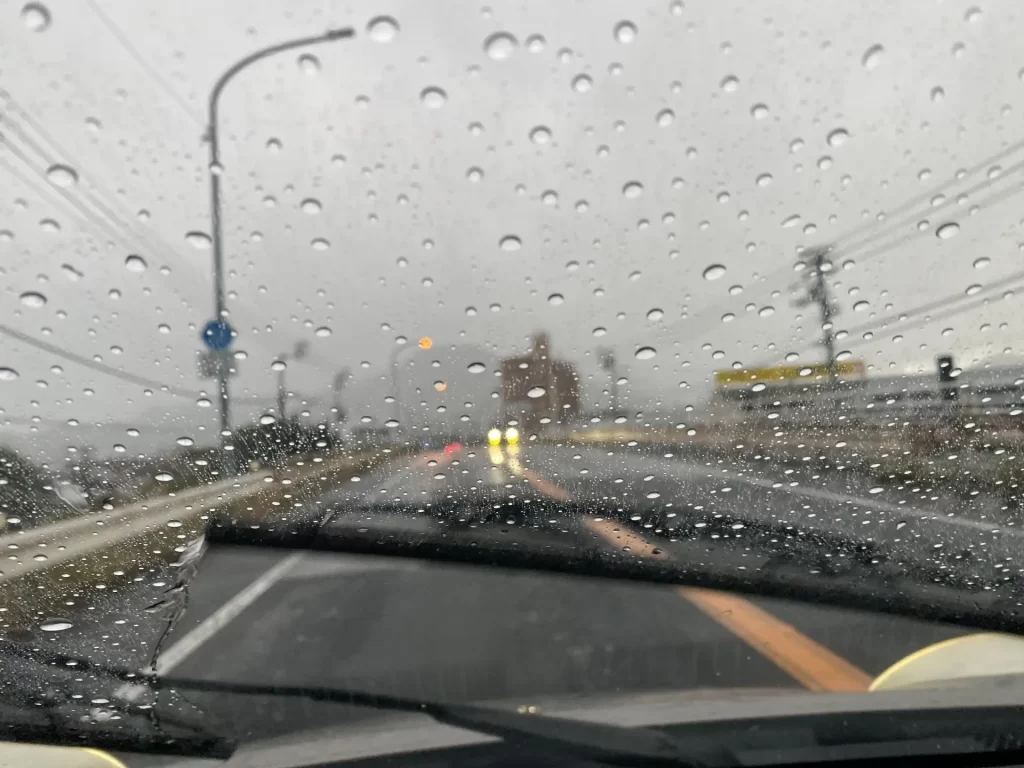 自動車のフロントガラスの油膜(ウロコ)やワイパー傷に悩まされたことはありませんか？株式会社チャレンジなら何とかします。